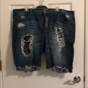 Destructed Bermuda shorts